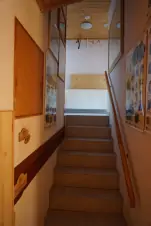 schody vedoucí z předsíně do chodby