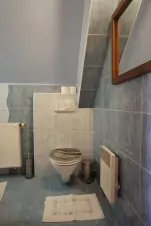 koupelna (sprchový kout, umyvadlo a WC) apartmánu č. 2
