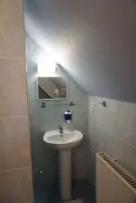 koupelna (sprchový kout, umyvadlo a WC) apartmánu č. 1