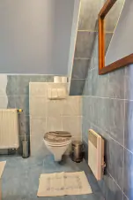 koupelna (sprchový kout, umyvadlo a WC) apartmánu č. 2
