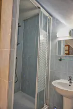 koupelna (sprchový kout, umyvadlo a WC) apartmánu č. 1