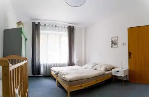ložnice apartmánu se dvěma lůžky a dětskou postýlkou