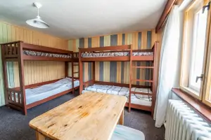 ložnice se dvěma patrovými postelemi