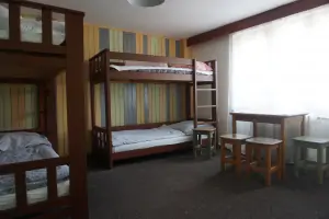 ložnice se dvěma patrovými postelemi