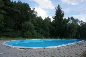 bazén je obklopen z jedné strany bujnou vegetací lesa