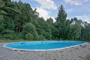 bazén je obklopen z jedné strany bujnou vegetací lesa