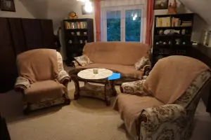 průchozí obývací místnost se sedacím koutem a TV
