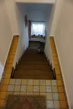 zděné schody bez zábradlí vedoucí k apartmánu