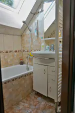koupelna (vana, umyvadlo, pračka) 
