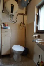 WC s manuálním splachováním