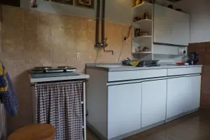 kuchyně s elektrickým vařičem, konvicí a remoskou