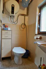 WC s manuálním splachováním