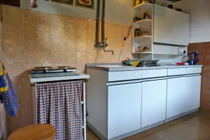 kuchyně s elektrickým vařičem, konvicí a remoskou
