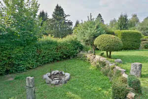 členitá a pravidelně udržovaná zahrada chaty