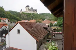 od chalupy je krásný výhled na hrad Karlštejn