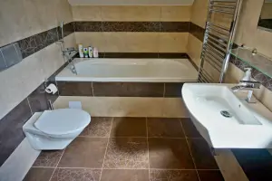 koupelna s vanou, sprchovým koutem, umyvadlem a WC v podkroví