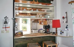 barový pult, který odděluje obytný pokojík od kuchyňky