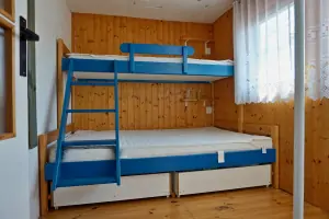 ložnice s patrovou postelí pro 3 osoby v podkroví