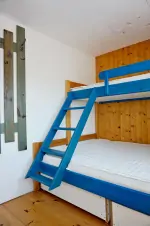 ložnice s patrovou postelí pro 3 osoby v podkroví