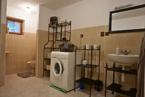 koupelna (WC, pračka, umyvadlo)