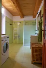 koupelna v přízemí se sprchovým koutem, umyvadlem a pračkou