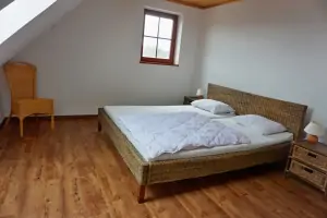 ložnice s dvojlůžkem v podkroví