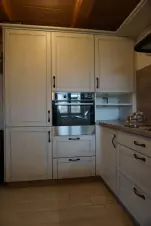 kuchyně je opticky oddělena od obytné místnosti
