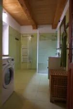 koupelna v přízemí se sprchovým koutem, umyvadlem a pračkou
