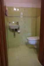 samostané WC s umyvadlem v přízemí
