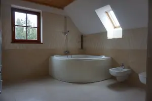 koupelna v podkroví s vanou, umyvadlem, WC a bidetem