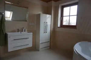 koupelna v podkroví s vanou, umyvadlem, WC a bidetem