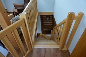 schody z obytné místnosti do podkroví