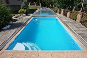na zahradě je k dispozici zapuštěný bazén