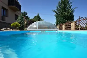 zapuštěný bazén (5,5 m x 3,5 m x 1,5 m) s odsuvným zastřešením
