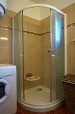 přízemí - koupelna se sprchovým koutem a umyvadlem