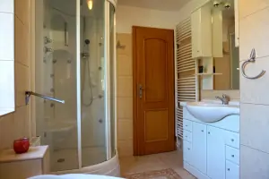 první patro - koupelna s vanou, sprchovým koutem a umyvadlem