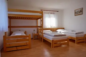 první patro - ložnice se 3 lůžky a patrovou postelí (pouze horní lůžko)
