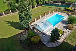 pohled na zahradu a bazén z balkonu