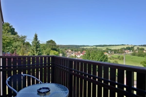 první patro - z obytné kuchyně je vstup na balkon