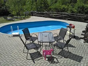 zapuštěný oválný bazén (rozměry: 7 x 4 m) 