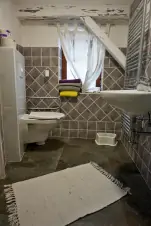 koupelna 1-pokojového apartmánu; WC s umyvadlem