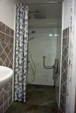 koupelna 1-pokojového apartmánu; bezbariérový sprchový kout