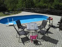 zapuštěný oválný bazén (rozměry: 7 x 4 m) 