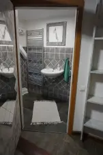 koupelna 1-pokojového apartmánu; umyvadlo