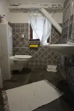 koupelna 1-pokojového apartmánu; WC s umyvadlem