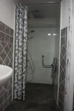 koupelna 1-pokojového apartmánu; bezbariérový sprchový kout