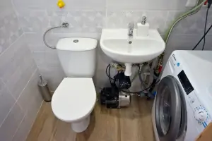 samostatné WC s pračkou se sušičkou