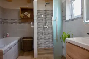 koupelna se sprchovým koutem, vanou, umyvadlem a WC