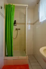 koupelna v přízemí se sprchovým koutem a umyvadlem
