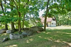 chata Vesec se nachází na malebné samotě u dubového hájku